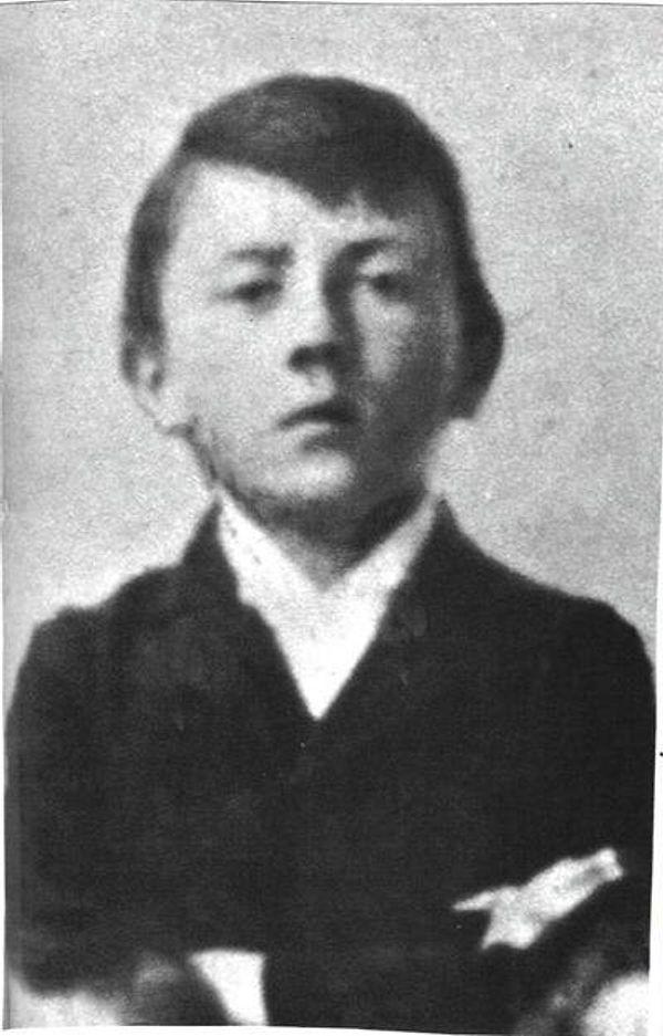 15. 4 yaşındaki Adolf Hitler: