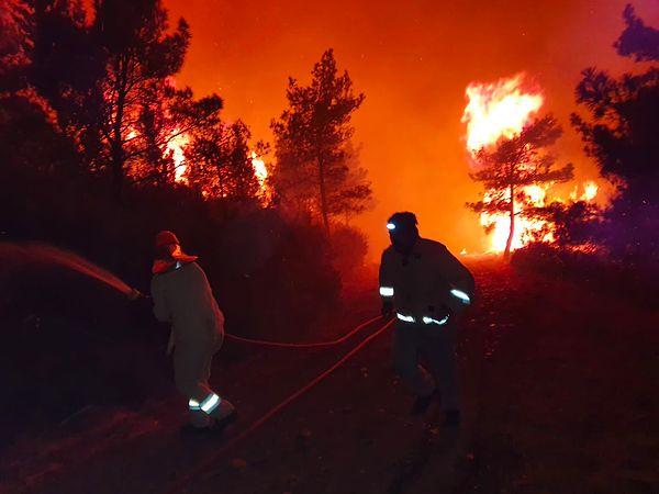 Umarız 3 gündür devam eden Marmaris yangını bir an önce söndürülür ve iki sene üst üste yaşadığımız büyük yangınlardan ders alarak daha fazla önlem alırız.
