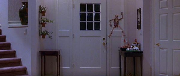 2. Scary Movie filmindeki Drew'un evinde Çığlık filminin posteri bulunuyor.