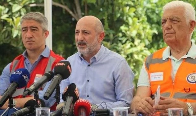 ‘O çöp arabalarına baksın’