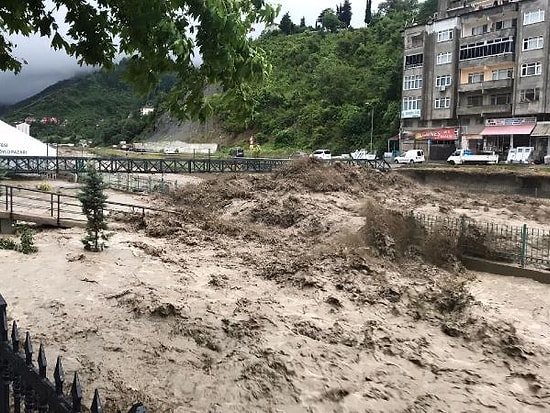 İnebolu'da Çay Taştı, Köprüler Çöktü; 'Üst Katlara Çıkın' Uyarısı Yapıldı