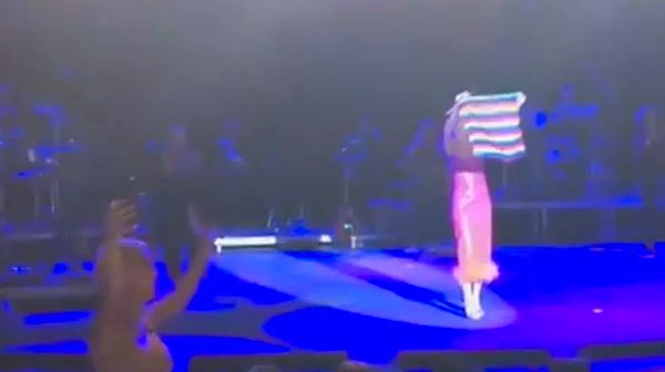 Duruşunu hiç bozmayan Gülşen, şimdi de Antalya konserinde açtığı LGBTİ+ bayrağıyla gündemde!