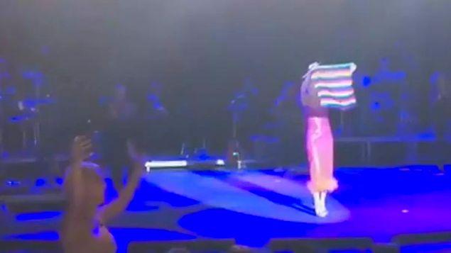 Duruşunu hiç bozmayan Gülşen, şimdi de Antalya konserinde açtığı LGBTİ+ bayrağıyla gündemde!