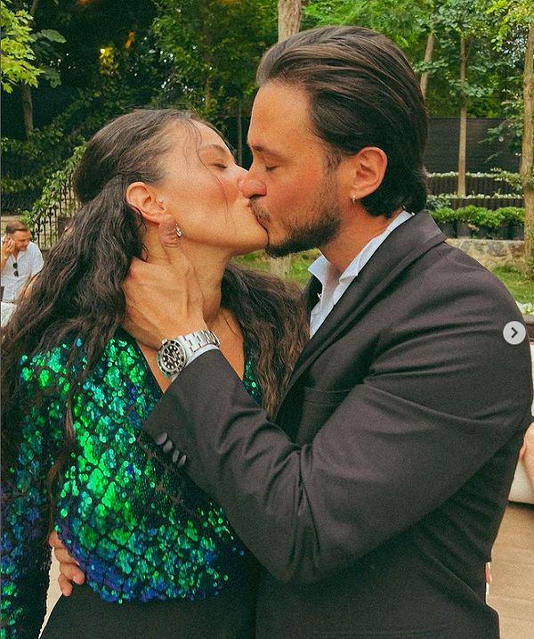 Anıl Altan'ın ikiz kardeşi Minel Altan'ın düğün törenine katılan çiftimiz öpüşürken çektirdikleri bir pozu sosyal medya hesaplarından paylaştı.