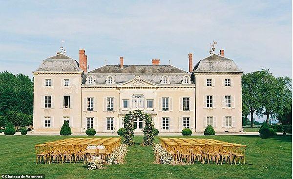Fransa'nın Burgonya bölgesinde yer alan Varennes Şatosu'nu tören için kiralayan çift, sevdiklerine özel 200 sterlinden başlayan şampanyalar ve binlerce sterlin değerindeki spa terapileri hazırladılar!