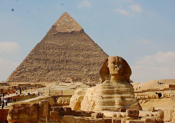 19. Keops Piramitleri, dünyanın en büyük monolit heykeli olan Büyük Sfenks tarafından korunmaktadır. Sfenks'in yüzünün genellikle Firavun Khafra'nın yüzünü temsil ettiğine inanılır.