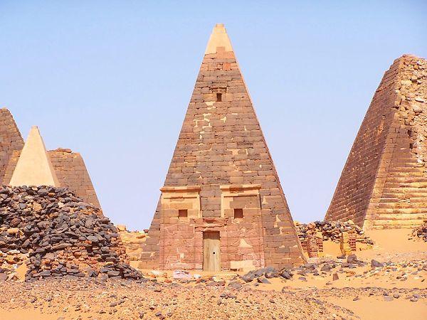 13. Eski Mısır'daki piramit döneminin sona ermesinden sonra, günümüzde Sudan'da piramitler inşa edilmeye başlandı.