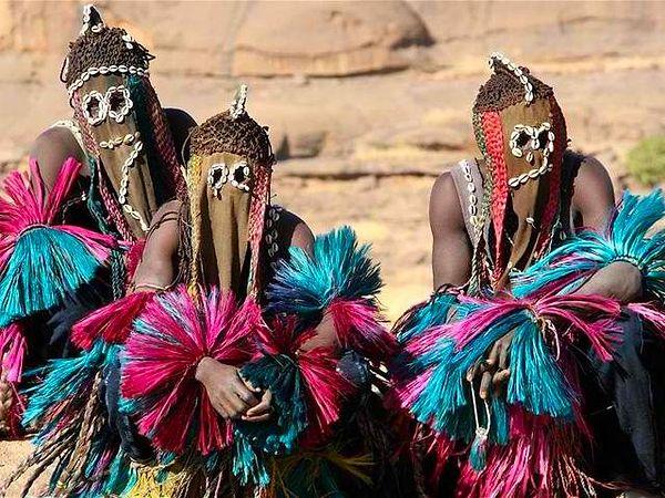 Dogon kabilesinin nüfusu yaklaşık 600 bin kişiden oluşuyor ve çoğunluğu Bandiagara Kayalıkları'nın platolarında ve dağlarında yaşıyor.
