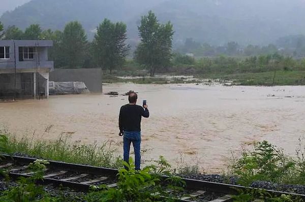 Yağışların Bursa, Balıkesir'in kuzey kesimleri, Zonguldak, Bartın, Karabük, Kastamonu, Amasya ve Ordu çevreleri ile Samsun'un iç kesimlerinde yer yer kuvvetli olması bekleniyor.