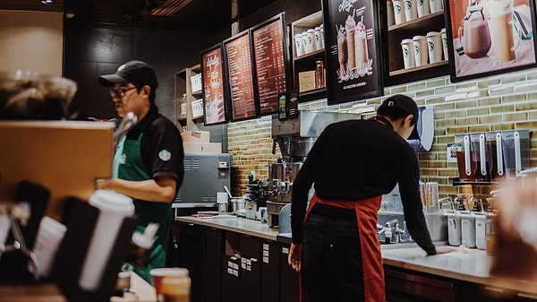 Starbucks'ta hazırlanan siparişlerimizin isimlerimize göre seslenerek teslim edildiği self-servis prosedürüne hepimiz hakimiz.