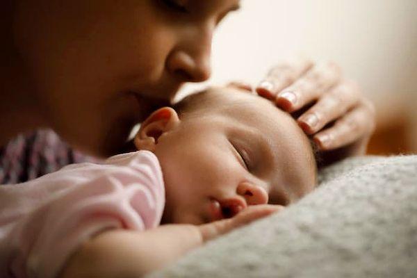 Doğum sonrası süreçte, bebeğin birincil bakıcısıyla -bu genellikle annedir- arasında güvenli bağlanma oluşur.