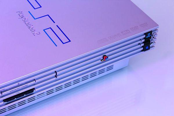 5. PlayStation 2, en uzun kullanım ömrüne sahip oyun konsoludur ve 2013 yılına kadar üretilmeye devam edilmiştir.