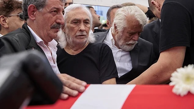 6. Müjdat Gezen, usta oyuncu Cüneyt Arkın'ın cenaze töreninde fenalaştı!