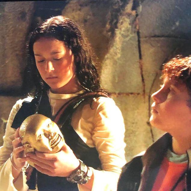 3. Spy Kids 2: Island of Lost Dreams filminde, Carmen, bir korsan mağarasında 1981 yapımı efsane macera filmi Raiders of the Lost Ark'ta da bulunan altın kafa heykelini bulur.