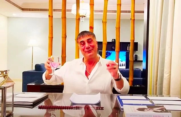 Sedat Peker, geçtiğimiz gün Deli Çavuş adlı Twitter hesabından Demirören Medya'nın sahibi Yıldırım Demirören ile eski Kanal D Ana Haber Bülteni Sunucusu Buket Aydın'ın arasında yasak aşk yaşandığını iddia etti.