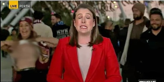 Canlı Yayında Haber Sunan Muhabirin Kadrajına Girerek Memelerini Açan Kadın