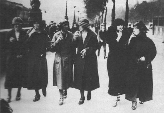 1929 yılı Paskalya törenlerinde bir grup kadın ve fotoğrafçı kiralayan Bernays, yürüyüş sırasında seçtiği kadınların sigaralarını çıkararak yakmasını ve fotoğrafçıların o sırada kadınları fotoğraflamasını ister.