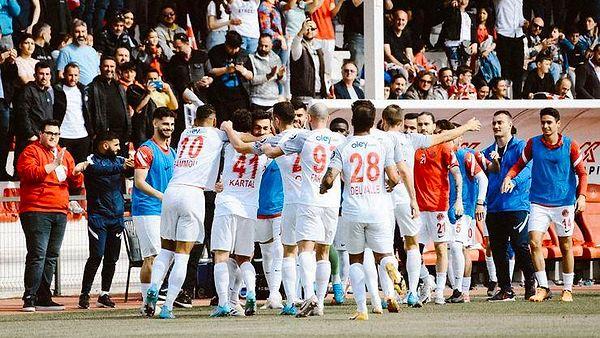 Geçtiğimiz sezonu TFF 1. Lig'de 70 puanla bitiren Ümraniyespor Süper Lig'in yeni takımı olmaya hak kazanmıştı.