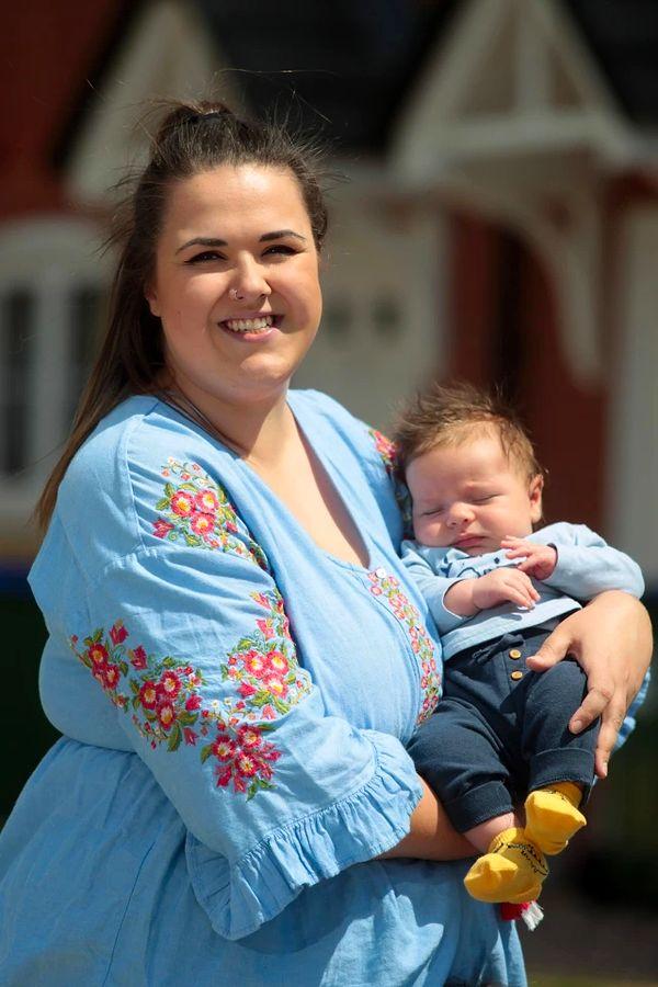 Daha iki aylıkken 6 - 9 aylık bebek kıyafetleri giyen Zagrys, "devasa bebek" lakabını hak ediyor diyebilir miyiz? 🥰