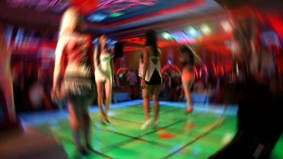 Rüşvet Çarkı Ortaya Çıktı: Cezaevinde Olmaları Gerekirken Pavyonda Yakalandılar