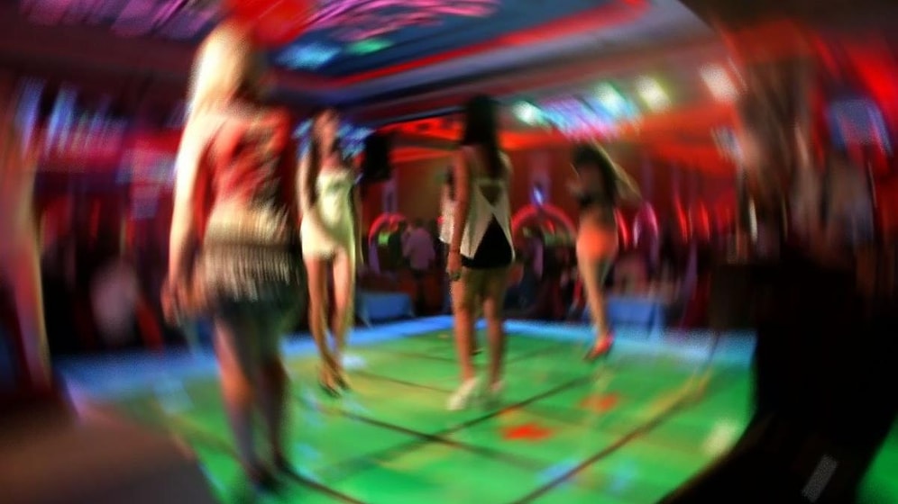 Rüşvet Çarkı Ortaya Çıktı: Cezaevinde Olmaları Gerekirken Pavyonda Yakalandılar