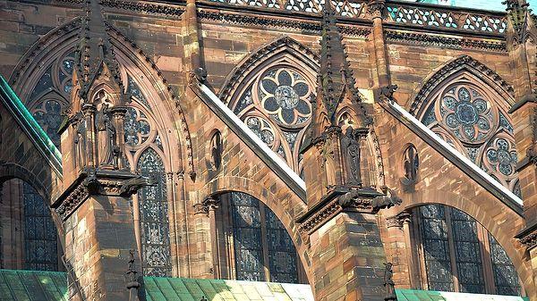 9. 12. yüzyıldan kalma Gotik kiliselerle ilişkilendirilen mimari yeniliklerden biri dayanma kemerleridir.