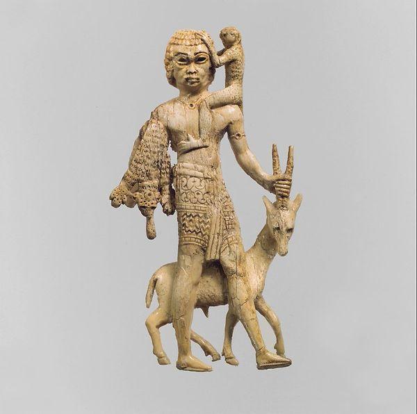 47. Antilop ve maymun tutan adam tasvir eden fildişi figür