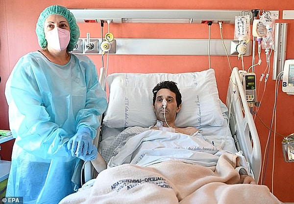 Затем, всего через несколько часов после того, как он связал себя узами брака, ему сообщили, что в Неаполе стало доступно донорское сердце.