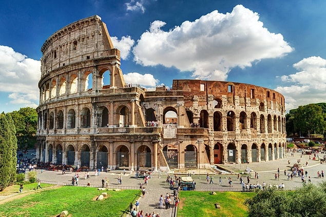 13. Le bâtiment avait 80 entrées et pouvait accueillir environ 50 000 spectateurs venus voir des événements sportifs et des jeux.