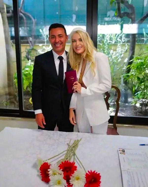 Mustafa Sandal, Sırp şarkıcı Emina Jahovic ile olan 10 yıllık evlilik hayatını 2018 yılında noktalamıştı.