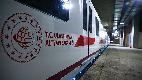 10 günlük bayram tatilinin yaklaşmasıyla Ankara, İstanbul ve İzmir'de Ulaştırma ve Altyapı Bakanlığı'na bağlı raylı ulaşım sistemlerinin ücretsiz olup olmayacağı merak edilmeye başlandı.