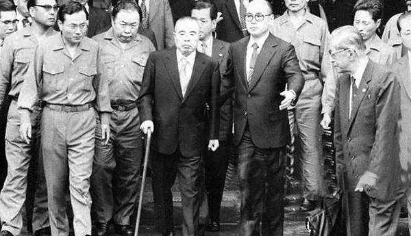5. 1911 doğumlu Yakuza patronu Yoshio Kodama, II. Dünya Savaşı'nda Yakuza olarak bilinen farklı grupları kendi bayrağı altında toplamayı başarmıştı. Bugün ise Yakuza 22 ana farklı gruba ayrılıyor.