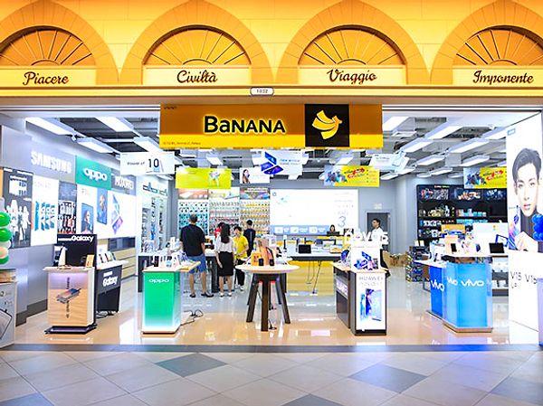 Şüphelinin 27 Ocak 2021'de güney sınır eyaleti Yala'daki bir Banana IT mağazasından ve bu yıl 9 Ocak'ta Bangkok'un Sai Mai semtindeki başka bir Banana IT mağazasından çaldığını iddia etti.