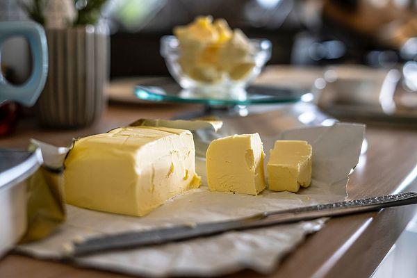 8. "Eğer margarini buzdolabından zamanında çıkarmadıysanız, bir kase sıcak suyun altında bekletin."