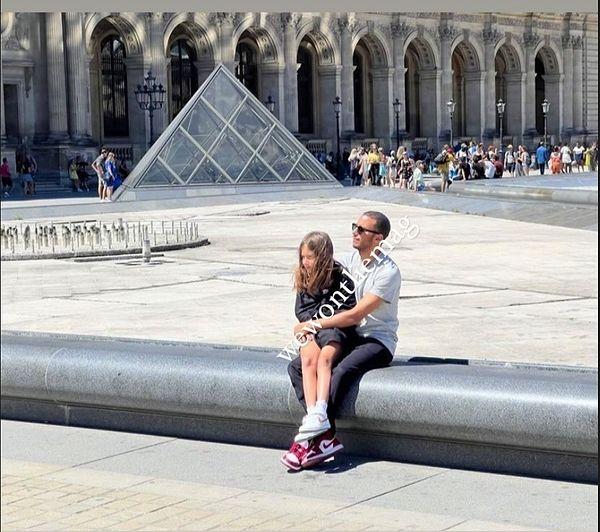 Melisa ile Meedo'nun Louvre Müzesi'nin önünde çekilen bu fotoğrafı gündeme bomba gibi düştü.