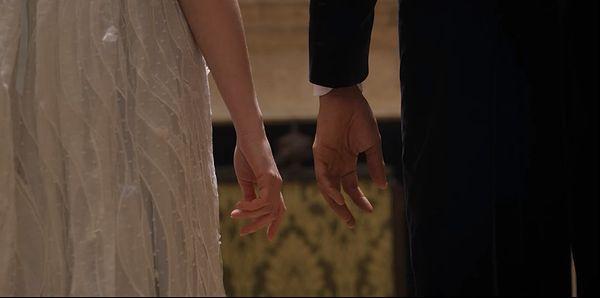 10. Bridgerton'da Simon ve Daphne'nin parmaklarının birbirine değdiği sahne.