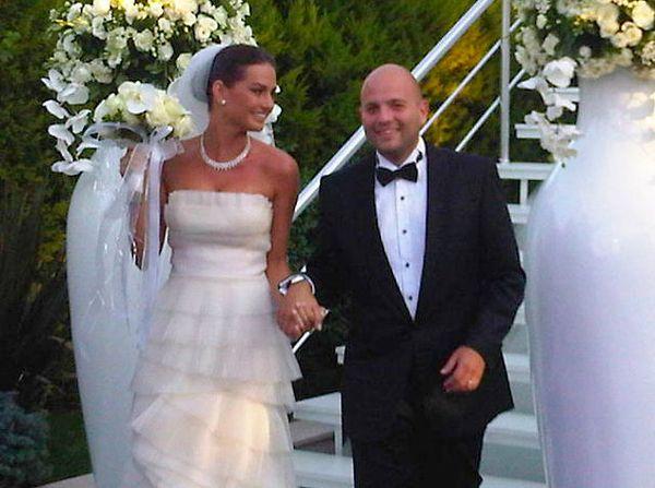 2011 yılında İzzet Özilhan ile nikah masasına oturan ünlü ismin düğünü de bir hayli konuşulmuştu.