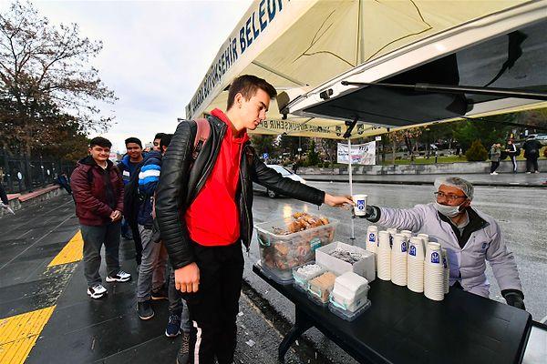 Üniversite kampüslerinde ve hastanelerde sıcak çorba dağıtılmaya başlandı.