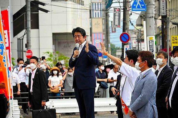 Geçtiğimiz 8 Temmuz cuma günü tüm dünya eski Japonya Başbakanı Shinzo Abe'nin sokak ortasında bir silah saldırısı sonucu hayatının kaybetmesini konuştu. Suikastı kim düzenledi, faili Japon mu, Koreli mi derken ortaya birçok farklı iddia atıldı.