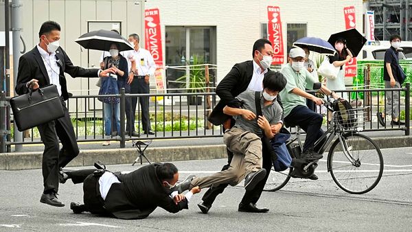 Abe'yi silahla vuran Yamagami'nin annesi de tarikatın eski üyelerinden biri! Annesinin eskiden tarikata verdiği yüklü bağış yüzünden ailesinin beş parasız kaldığını ve borca battıklarını söylüyor.