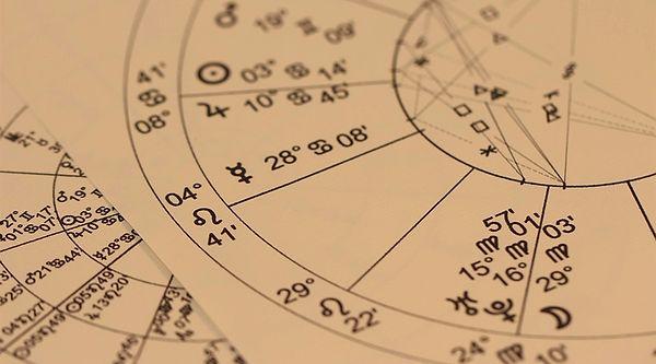 Astrokartografi, aslında tıpkı doğum haritası gibi kişinin hayatı ve kişiliği hakkında tanımlar sunabilen bir çeşit okuma yöntemidir.