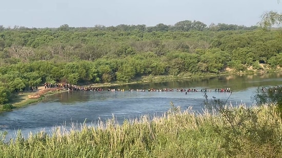 Meksika'dan ABD'ye Geçen, Elon Musk'ı Dahi Şoke Eden Yüzlerce Göçmenin Gündem Olan Görüntüleri