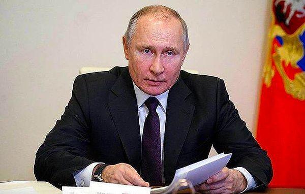 Putin ile ilgili tahminleri de doğru çıkan Ünlü Kâhin, 'Dünyanın lordu' olarak adlandırdığı Putin'in "hem Rusya'yı hem de dünyayı yöneteceğini" söylemişti.