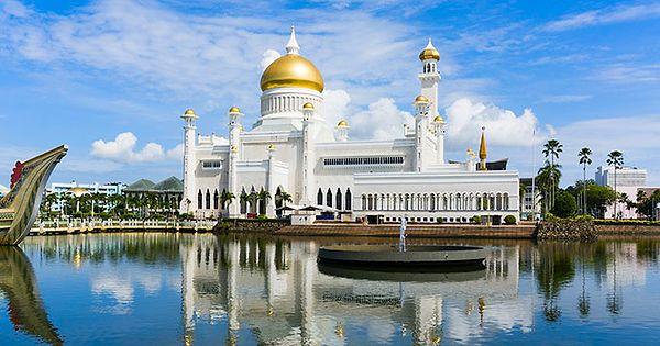 Istana Nurul Iman Sarayı 1984 yılında inşa edildi. Guinness Dünya Rekorları'na göre, burası dünyanın en büyük sarayı.