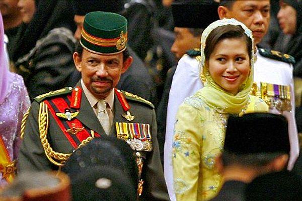 Sultan'ın üç eşi var: İlk eşiyle 1965 yılında, ikinci eşiyle 1982 yılında, üçüncü eşiyle ise 2005 yılında evlendi.