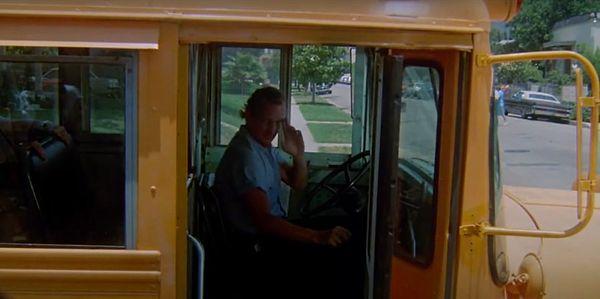 13. Elm Sokağı Kabusu 2: Freddy's Revenge filminde, açılış sahnesindeki otobüs şoförü, aynı zamanda Freddy Kreuger'ı oynayan aktör Robert Englund tarafından canlandırılıyor.