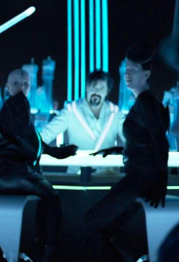 15. Tron Legacy'de karşımıza çıkan barmen, orijinal Tron filminin yönetmeni Steven Lisberger tarafından canlandırılıyor.