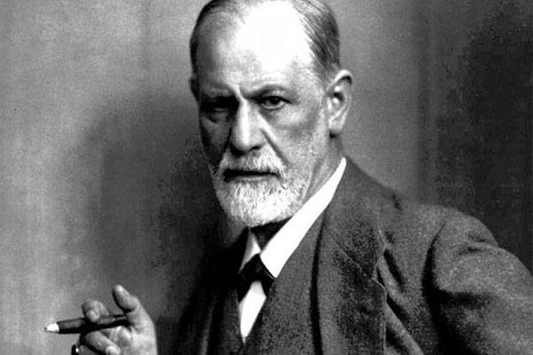 Ünlü nörolog ve psikanaliz biliminin kurucusu Sigmund Freud, rüyalarımızı bastırılmış his ve düşüncelerimizin dışarı taşması olarak tanımlar.
