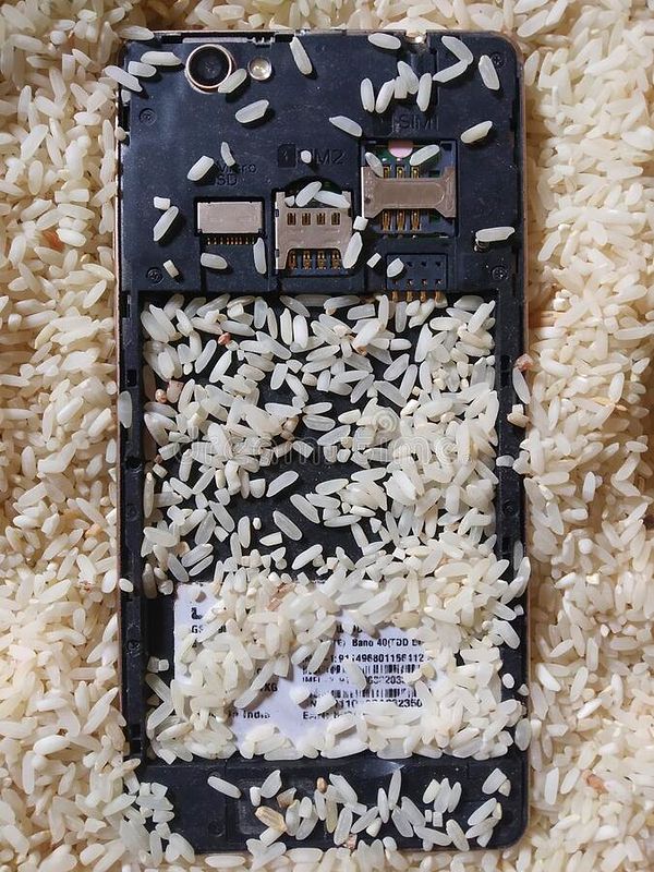 Telefonunuzu pirinç dolu bir kase içerisine koyabilirsiniz.