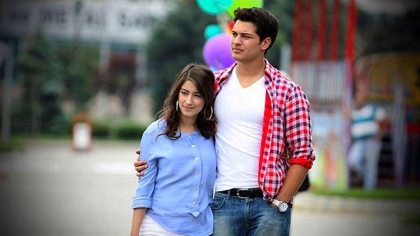 Hazal Kaya ve Çağatay Ulusoy'un başrollerinde yer aldığı Türk televizyonlarının efsane dizisi Adını Feriha Koydum, hala tekrar bölümleriyle popülerliğini koruyor.